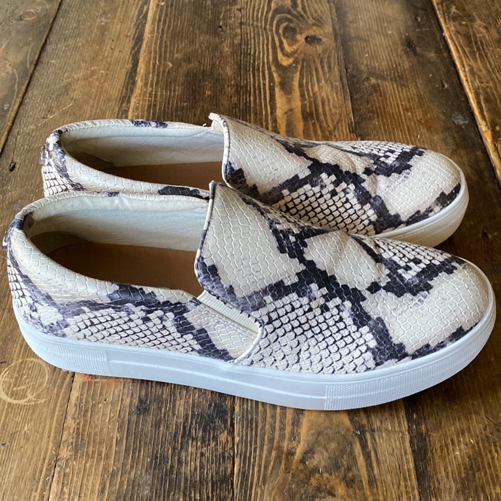 Steven Madden snake skin super comfy shoes size 9M
